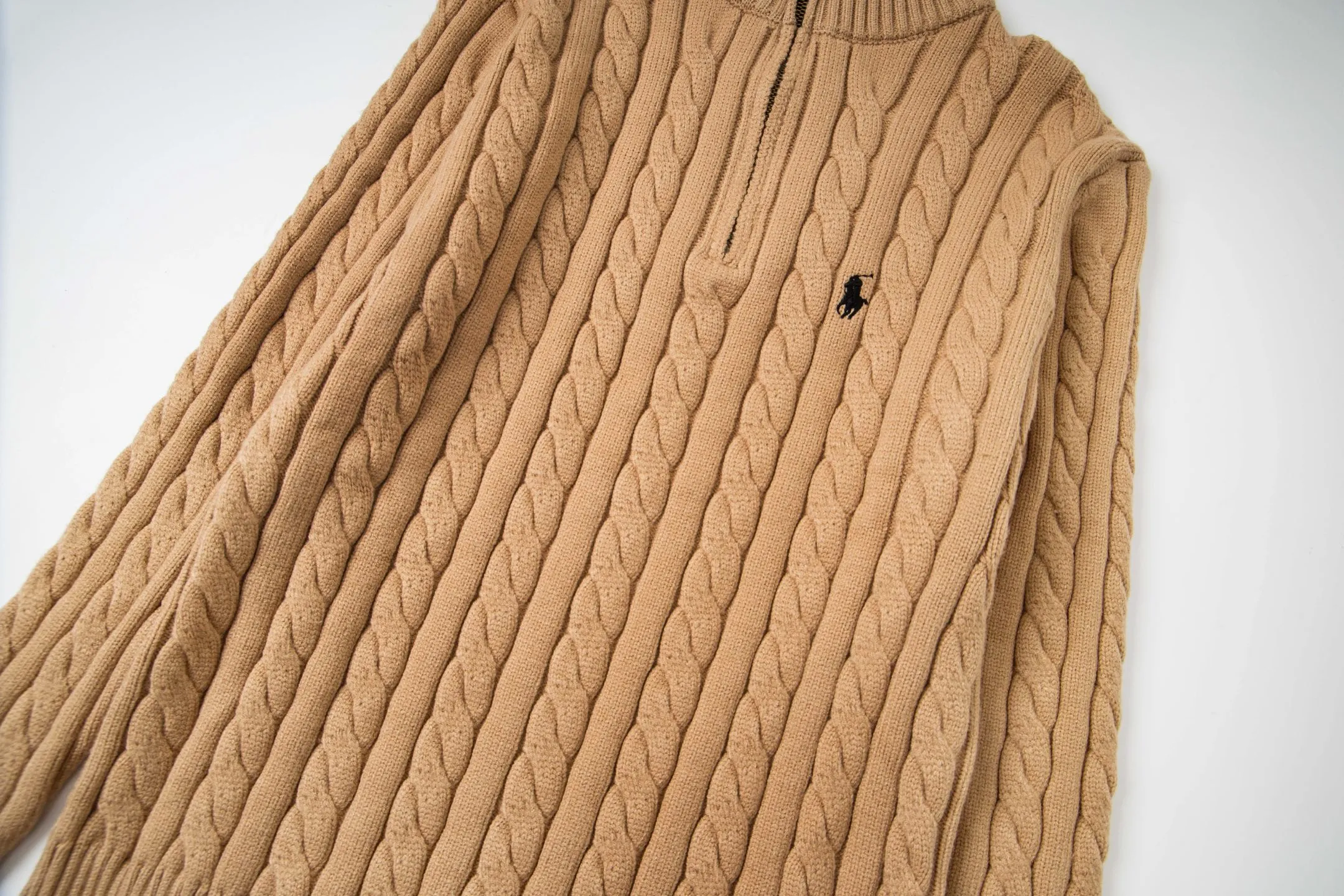 P250 model number: Y196 Ralph Lauren Men's half-zip twist sweater has a really nice style. It can be worn alone or as a jacket to be worn inside or outside. The upper body shows personal fashion charm. Four colors are available. Same style for men and women. A must-have item for new summer products. Hang tag. Hanging beads. Washable packaging bag. Full set of accessories. Very good appearance. Super exquisite workmanship. Size: S-XL